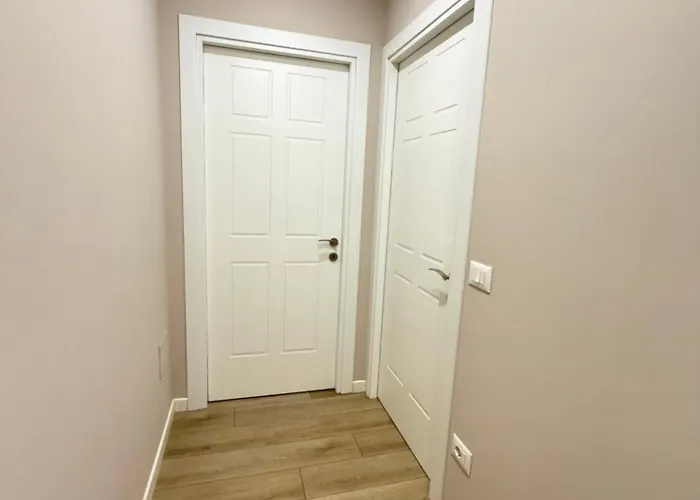 Luxury 7 At Square 21 ティラナ